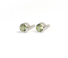Zilveren Oorknopjes met Peridot - Sterling Zilveren Oorbellen - Groene Edelsteen - Geboortesteen Augustus