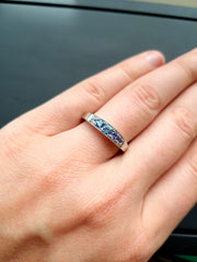 Witgouden ring met blauwe edelstenen