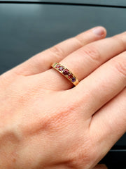 Luxe Geelgouden ring met rood-paarse edelstneen