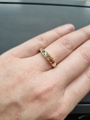 Geelgouden ring met stenen in de kleuren van de regenboog