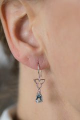 Sierlijke Witgouden oorhangers met Aquamarijn - Trefoil Collectie - 14 Karaat Witgoud - Natuurlijke Lichtblauwe Edelsteen - Geboortesteen Maart