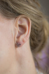 Sierlijke Witgouden Oorstekers - Trefoil Collectie - 14 Karaat Witgouden oorknopjes - Kleine oorbellen Witgoud