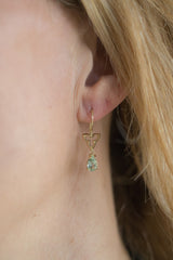 Geelgouden Oorhangers met Glanzende Groene Toermalijn - Trefoil Collectie - Natuurlijke Lichtgroene edelsteen - Geboortesteen Oktober