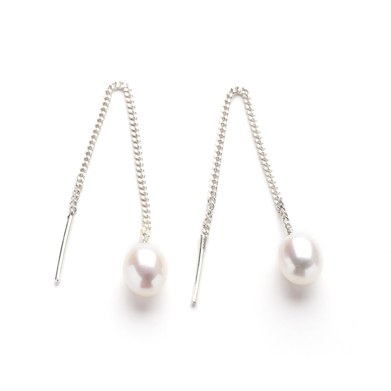 Lichtgewicht Zilveren doorrijg oorbel met witte parel