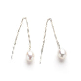 Lichtgewicht Zilveren doorrijg oorbel met witte parel