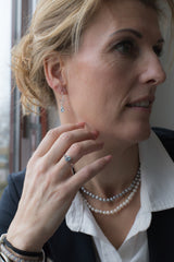 Sierlijke Witgouden oorhangers met Aquamarijn - Trefoil Collectie - 14 Karaat Witgoud - Natuurlijke Lichtblauwe Edelsteen - Geboortesteen Maart