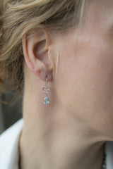 Sierlijke Witgouden oorhangers met Aquamarijn - Trefoil Collectie - 14 Karaat Witgoud - Natuurlijke Lichtblauwe Edelsteen - Geboortesteen Maart