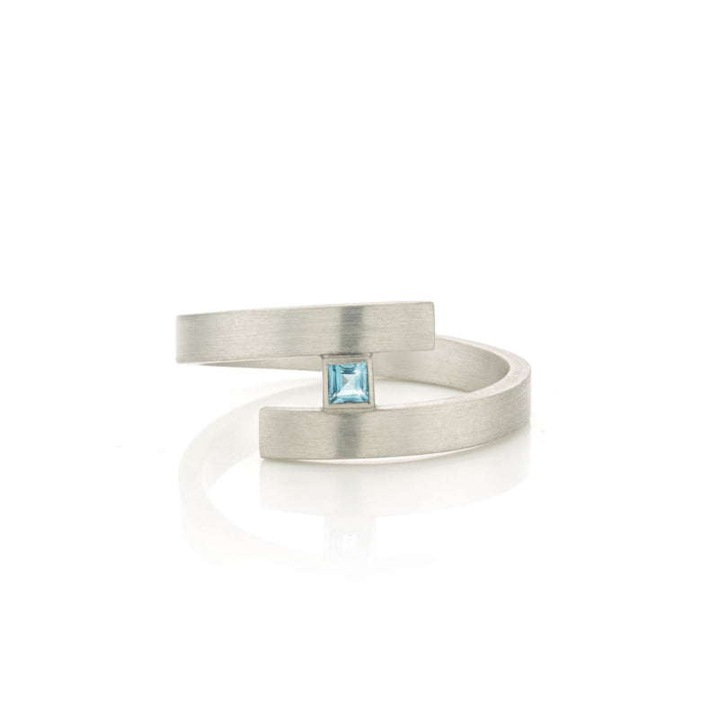 Zilveren slagring met blauwe Topaas