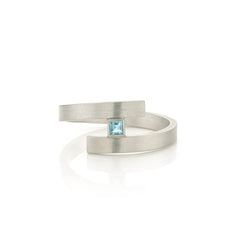 Zilveren slagring met blauwe Topaas