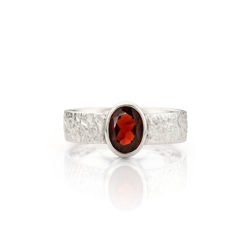 Stoere zilveren ring met Granaat - Brushed Collectie - Geboortesteen ring Januari