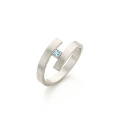 Zilveren slagring met blauwe Topaas