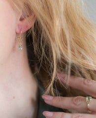 Geelgouden Oorhangers met Glanzende Groene Toermalijn - Trefoil Collectie - Natuurlijke Lichtgroene edelsteen - Geboortesteen Oktober