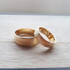 Trouwringen met natuurlijk patroon