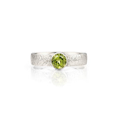 Glanzende Groene Peridot in Zilveren Ring - Brushed Collectie - Sterling Zilver - Geboortesteen Augustus