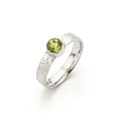 Glanzende Groene Peridot in Zilveren Ring - Brushed Collectie - Sterling Zilver - Geboortesteen Augustus