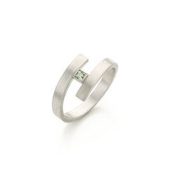 Zilveren slagring met groene Saffier