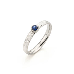 Donkerblauwe edelsteen Saffier in Zilveren Ring - Brushed Collectie - Sterling Zilver - Saffier Geboortesteen September