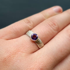 Gestructureerde zilveren ring met Amethyst - Brushed Collectie - Ring met Paarse Edelsteen - Geboortesteenring Februari