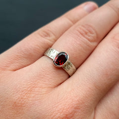 Stoere zilveren ring met Granaat - Brushed Collectie - Ring met Rode Edelsteen- Geboortesteen ring Januari