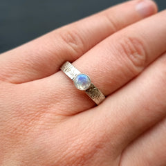 Mysterieuze Maansteen in Gestructureerde Zilveren Ring - Brushed Collectie - Sterling Zilver