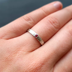 Zilveren Geboortesteen Ring met Robijn - Brushed Collectie - Geboortesteen Juli