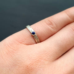 Donkerblauwe edelsteen Saffier in Zilveren Ring - Brushed Collectie - Sterling Zilver - Saffier Geboortesteen September