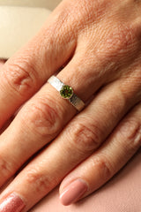Glanzende Groene Peridot in Zilveren Ring - Brushed Collectie - Sterling Zilver - Geboortesteen Augustus