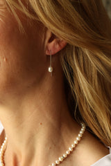 Zilveren Doortrek Oorbellen met Witte Parel - Tijdloze Elegantie - Lichtgewicht Doorrijg Oorbellen - Sterling zilver - Zoetwater Parels