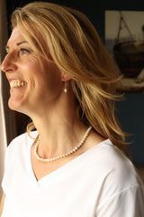 Zilveren Doortrek Oorbellen met Witte Parel - Tijdloze Elegantie - Lichtgewicht Doorrijg Oorbellen - Sterling zilver - Zoetwater Parels