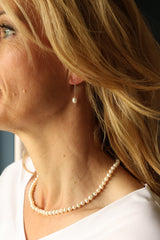 Zilveren Doortrek Oorbellen met Witte Parel - Tijdloze Elegantie - Lichtgewicht Doorrijg Oorbellen - Sterling zilver - Zoetwater Parels