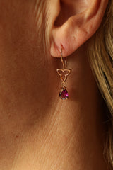 Sierlijke Roodgouden oorhangers met Rhodoliet Granaat - Trefoil Collectie - Rosé kleur oorbellen - Wijnrode Natuurlijke Edelsteen