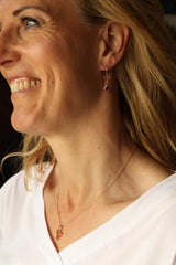 Sierlijke Roodgouden oorhangers met Rhodoliet Granaat - Trefoil Collectie - Rosé kleur oorbellen - Wijnrode Natuurlijke Edelsteen