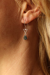 Stijlvolle Witgouden oorhangers met London Blue Topaas - Trefoil Collectie - Donkerblauwe Edelsteen - 14 Karaat Witgouden oorbellen met edelsteen