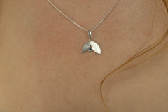 Pure Leaves Zilveren Hanger - Leaves Collectie - Sterling zilver hanger met steen - Zilver hangertje met blauwe Edelsteen - Klein zilveren hangertje