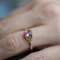 Geelgouden ring met roze edelsteen