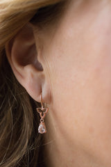 Elegante Roodgouden oorhangers met Roze Morganiet - Trefoil Collectie - Lichtroze Edelsteen - Rosé kleur oorbellen