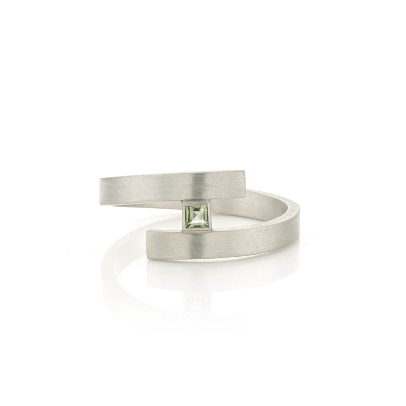 Zilveren slagring met groene Saffier