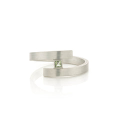 Zilveren slagring met groene Saffier