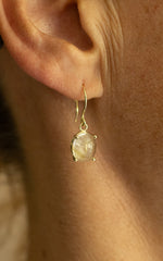 Unieke Geelgouden Oorhanger met Rutielkwarts - One of a Kind Gouden Oorbel - Natuurlijke Edelsteen - 14 Karaat Geelgoud