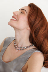 Labradoriet Collier met Grijze Zoetwaterparel - Betoverende Labradoriet - Edelsteen met blauwe glans - Natuurlijke uitstraling - Unieke ketting met Groen/Blauwe kleuren