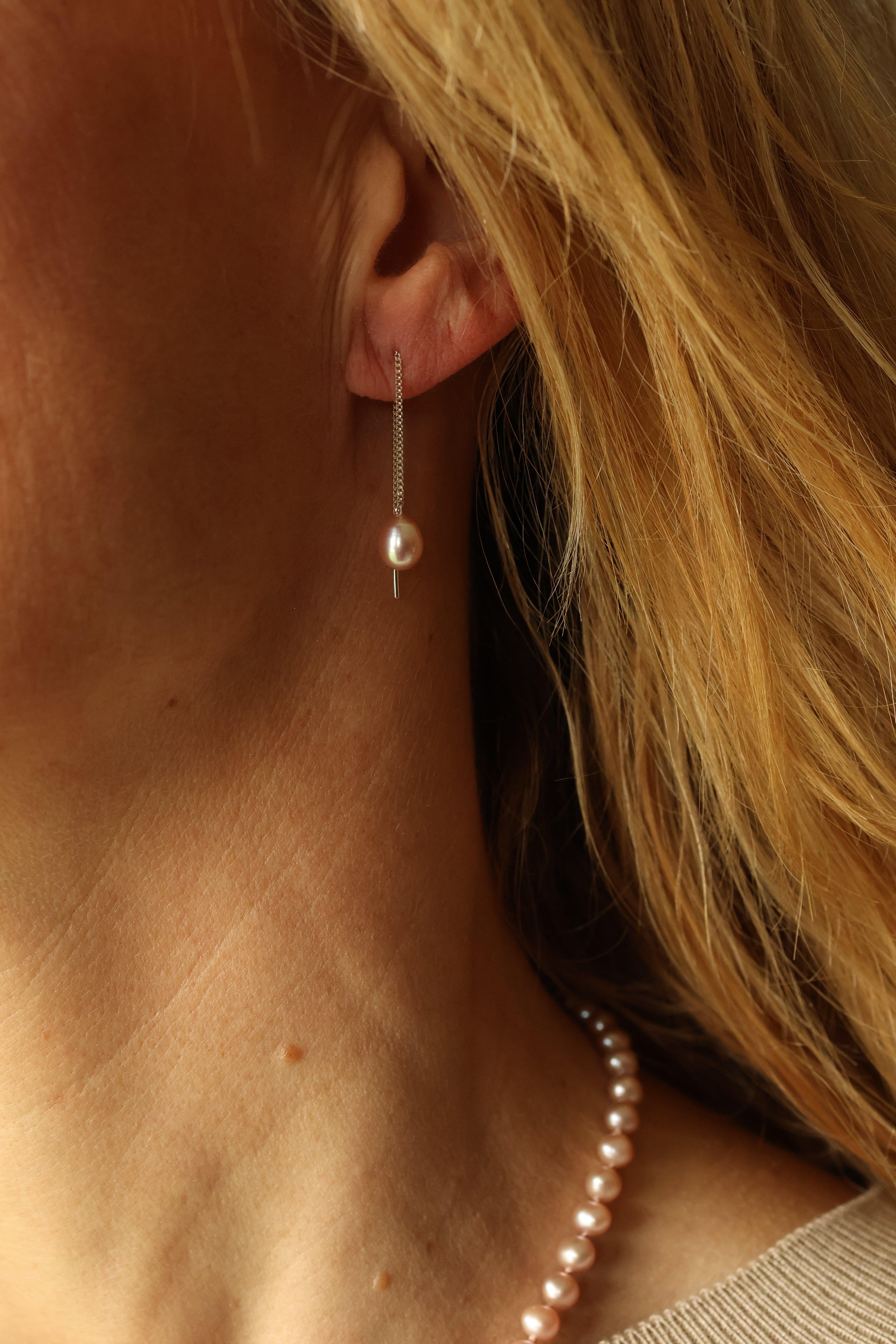 Zilveren doortrek oorbellen met roze/paarse parel - Lichtgewicht Oorhanger - Sterling Zilver - Zoetwater Parels