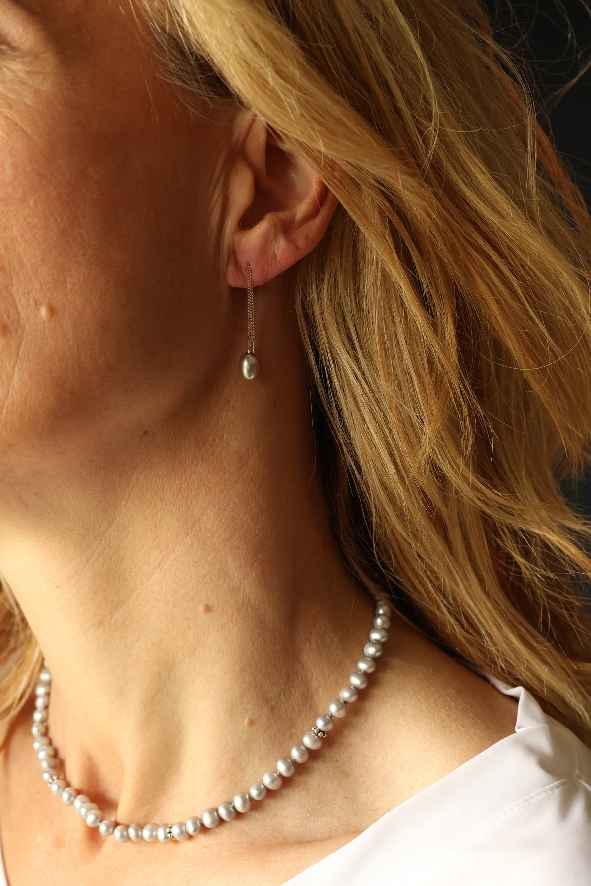 Parelcollier van Grijze Zoetwaterparels - Parelketting met stoere uitstraling - Handige Magneetsluiting - Geknoopt Parelcollier