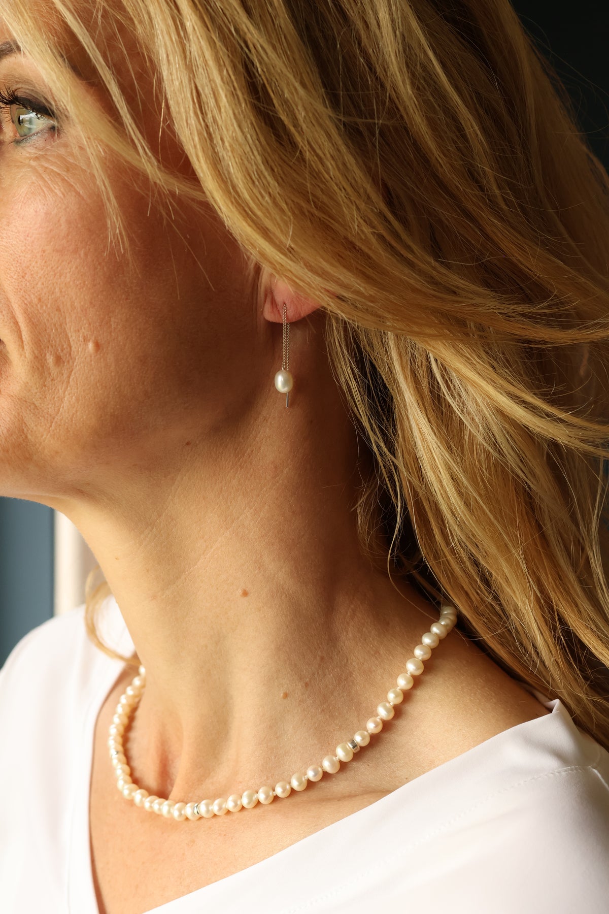 Parelcollier van Witte Parels met Zilveren accenten - Witte Zoetwaterparelketting - Klassiek Collier met een Moderne Twist - Zilveren Magneetsluiting