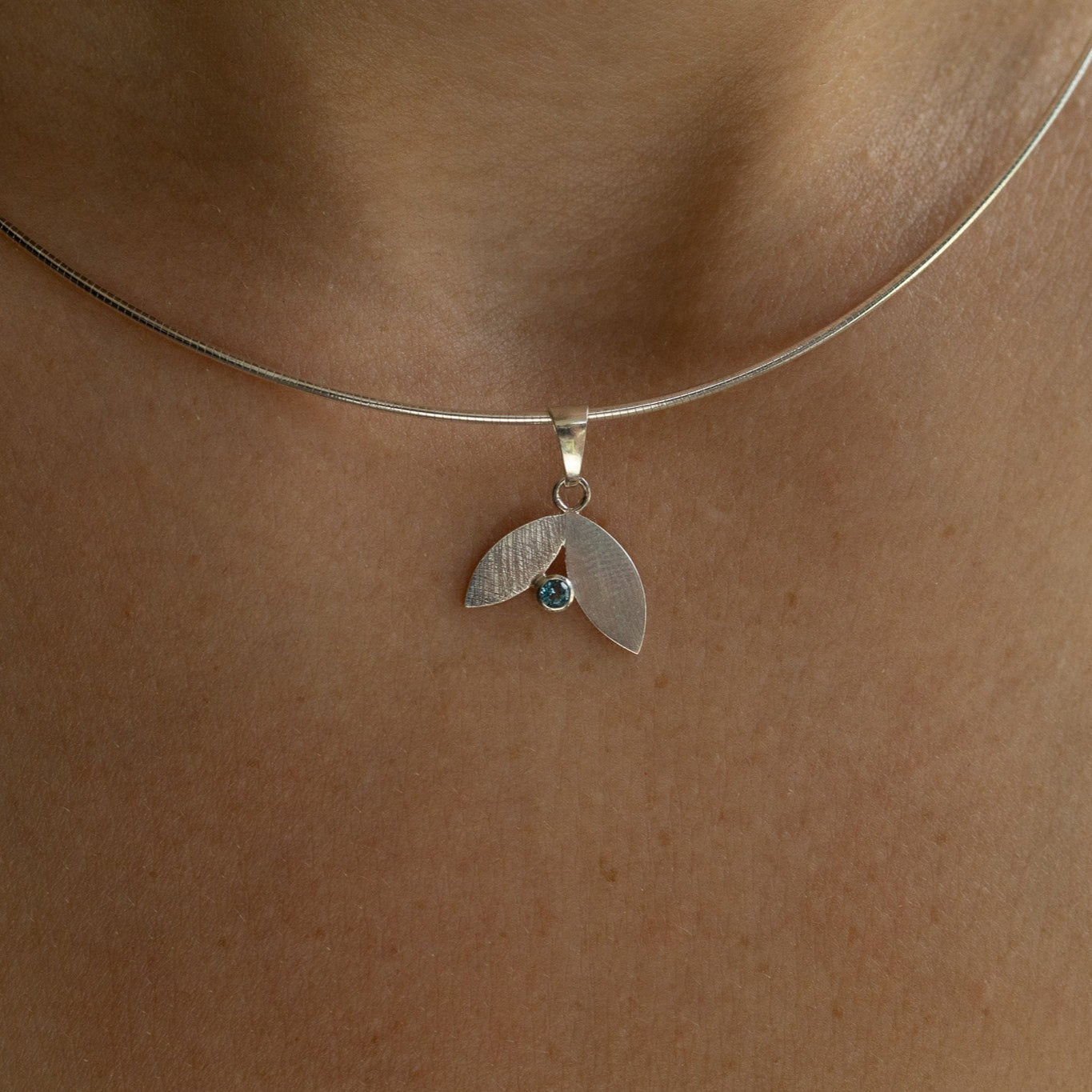 Pure Leaves Zilveren Hanger - Leaves Collectie - Sterling zilver hanger met steen - Zilver hangertje met blauwe Edelsteen - Klein zilveren hangertje