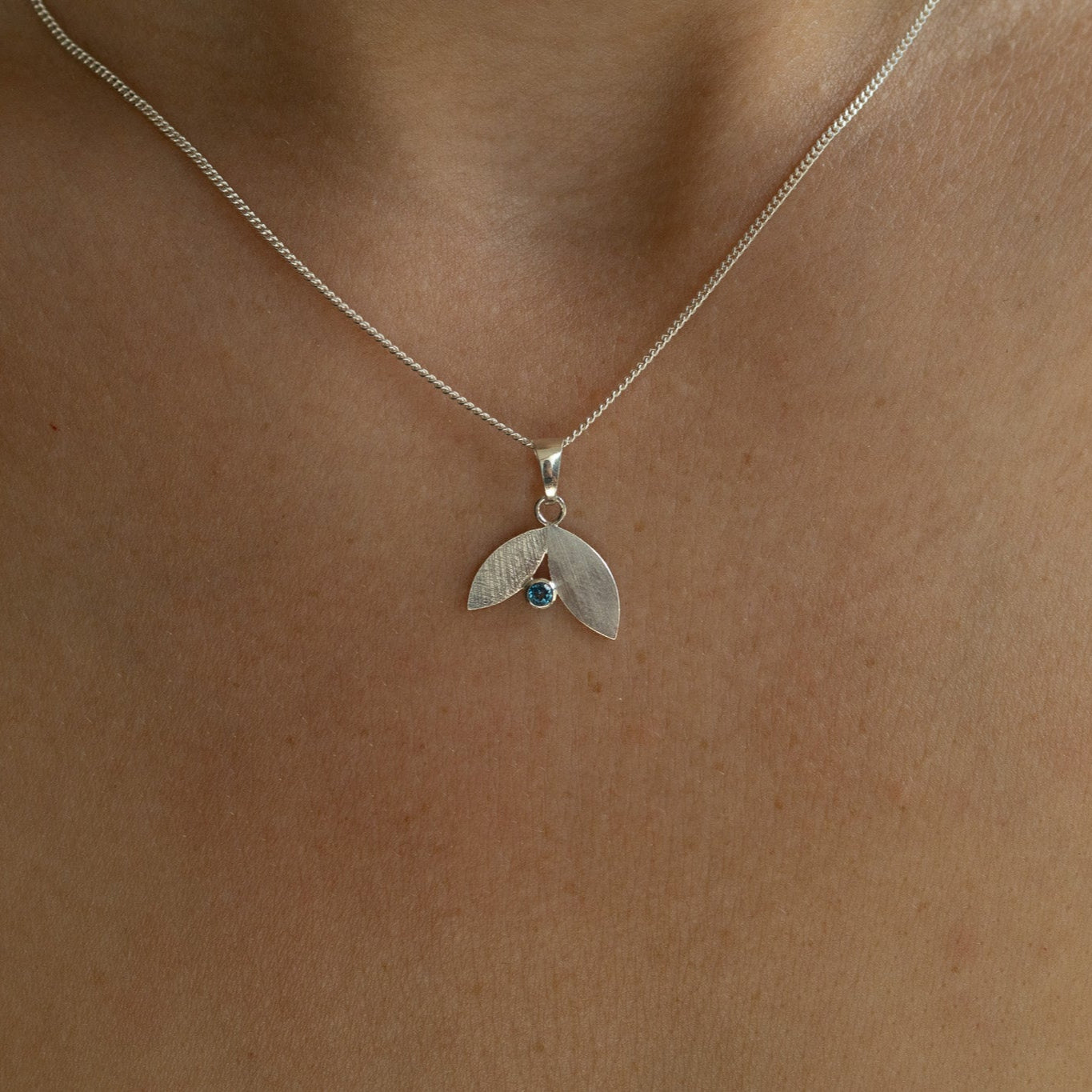 Pure Leaves Zilveren Hanger - Leaves Collectie - Sterling zilver hanger met steen - Zilver hangertje met blauwe Edelsteen - Klein zilveren hangertje