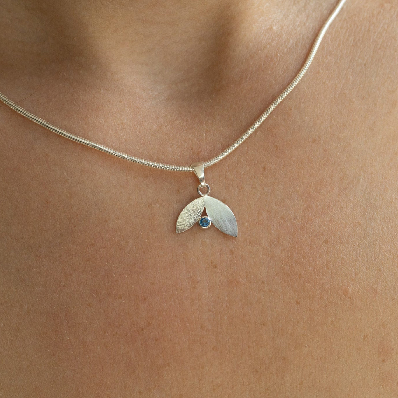 Pure Leaves Zilveren Hanger - Leaves Collectie - Sterling zilver hanger met steen - Zilver hangertje met blauwe Edelsteen - Klein zilveren hangertje