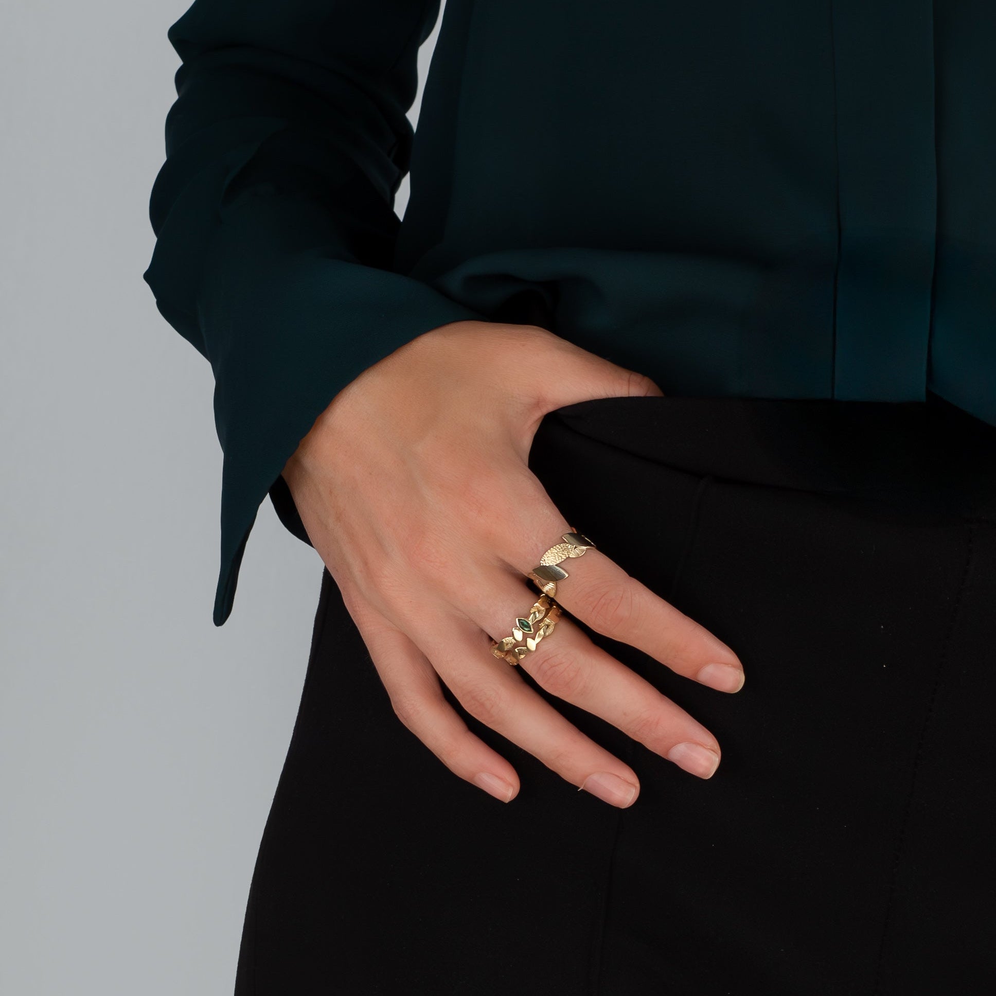 Gouden ringen met blaadjesmotief
