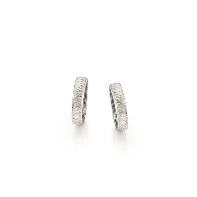 Gestructureerde smalle zilveren oorringen - Brushed Collectie