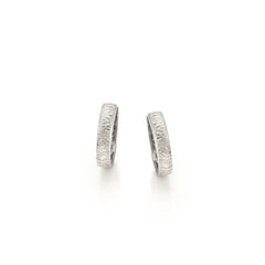 Gestructureerde smalle zilveren oorringen - Brushed Collectie