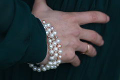 Armband van witte zoetwaterparels met zilveren accenten